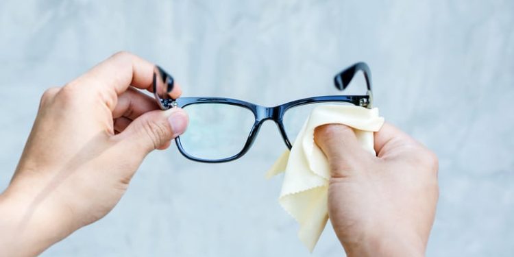 Këto janë disa mënyra se si të pastroni syzet tuaja