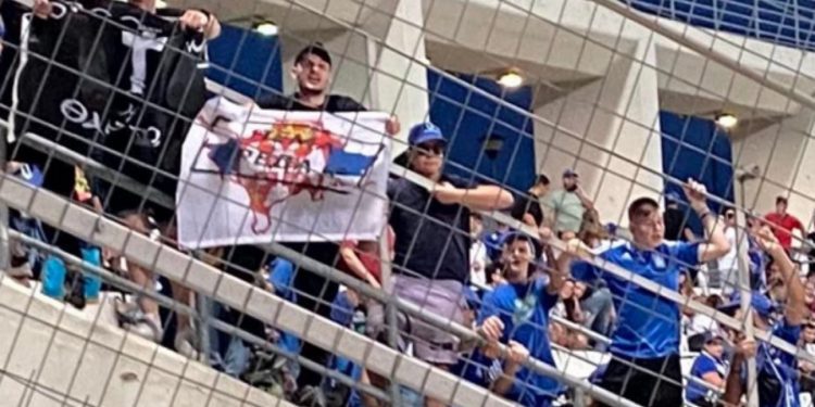 Nisin provokimet nga tifozët grek, një nga ta shfaq hartën e Kosovës me flamurin serb