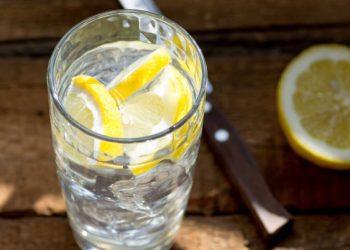 A e dini se cilat janë përfitimet e ujit me limon?