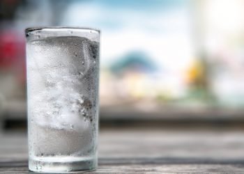 A e dini se konsumimi i ujit të ftohtë gjatë verës përbën rrezik për shëndetin?