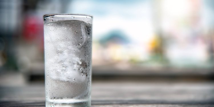 A e dini se konsumimi i ujit të ftohtë gjatë verës përbën rrezik për shëndetin?