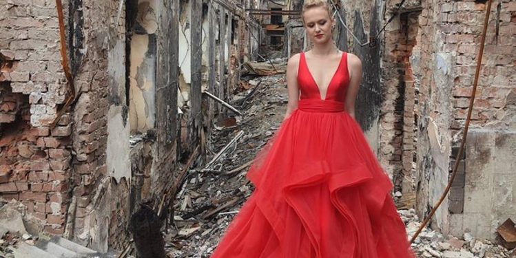 Ukrainasja “feston” maturën mbi rrënojat e shkollës së saj!