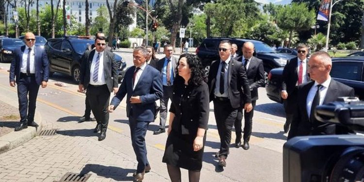 Vjosa Osmani në Shqipëri, i jep lamtumirën e fundit Bujar Nishanit