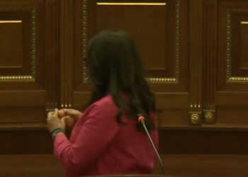 Dumoshi-Haxhiut: “Merre këtë vezë drejtoja Kurtit, se ti e ke pas rolin me gjujt vezë”