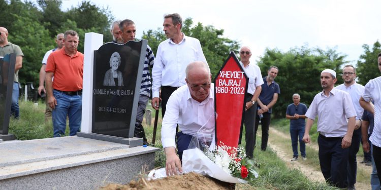 Përcillet për në banesën e fundit poeti i njohur Xhevdet Bajra!