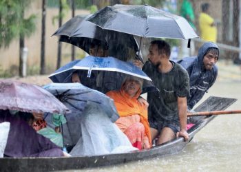 Dyshohet se 59 persona humbën jetën në Bangladesh dhe Indi pas përmbytjeve të shiut