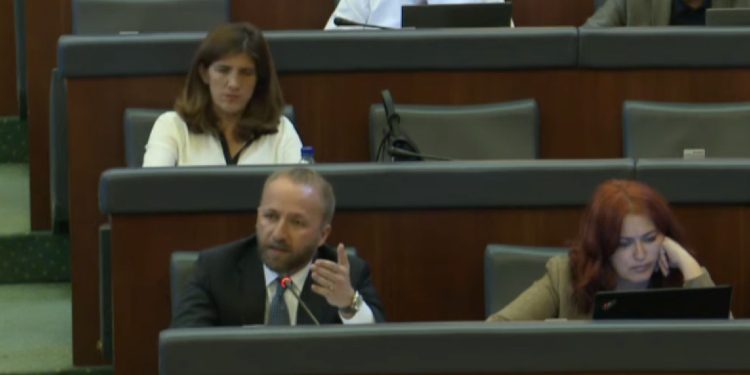 Tahiri-Haxhiut: Ti veç me ofendu din del në foltore edhe 3 herë i thu fjalët e njejta