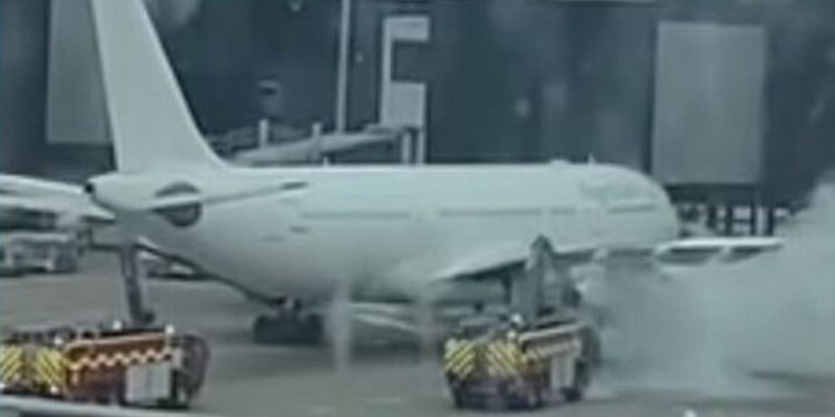 Mançester, avioni i pasagjerëve merr flakë, shkaktohet frikë te udhëtarët