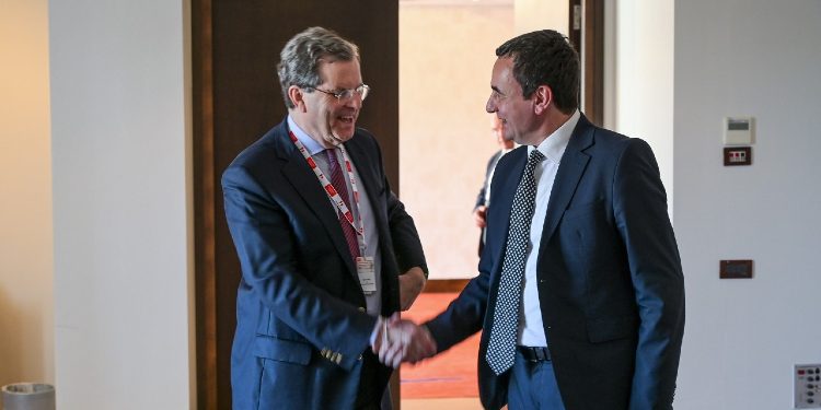 Kurti dhe Drejtori Ekzekutiv i Komitetit Amerikan, flasin për situatën gjeopolitike në rajon