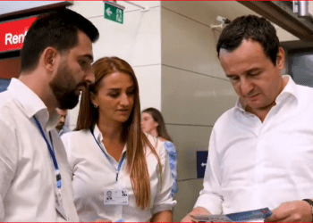 Kryeministri i Kosovës e bën rolin e “promoterit” të marketingut të telefonisë mobile