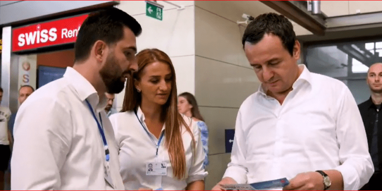 Kryeministri i Kosovës e bën rolin e “promoterit” të marketingut të telefonisë mobile