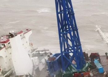 20 persona janë zhdukur pasi anija u nda në dysh nga një tajfun