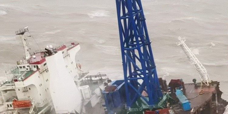 20 persona janë zhdukur pasi anija u nda në dysh nga një tajfun