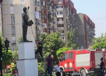 Pastrohet statuja e Bill Clinton nga zjarrfikësit