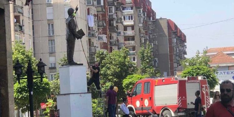 Pastrohet statuja e Bill Clinton nga zjarrfikësit