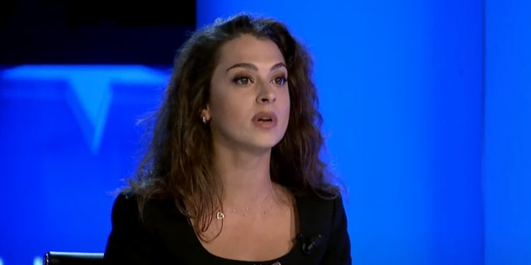 Kica-Xhelili: Nëse Pacolli ka menduar t’i disiplinoi mediat unë automatikisht distancohem