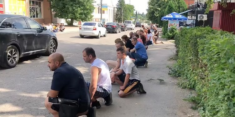 Prekëse, kështu u nderuan trupat e pajetë të nënës dhe birit që u vranë nga raketat ruse