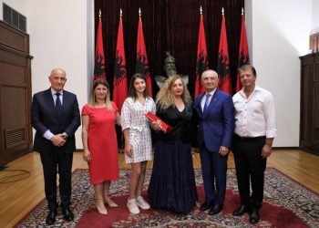 Meta ka vlerësuar poetin e njohur Dritëro Agolli me “Dekoratën e Flamurit Kombëtar