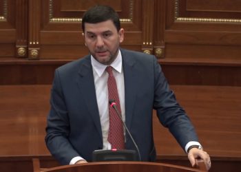 Krasniqi në 27 vjetorin e Masakrës së Srebrenicës: Kriminelët serb, nuk kishin kursyer as fëmijët e gratë