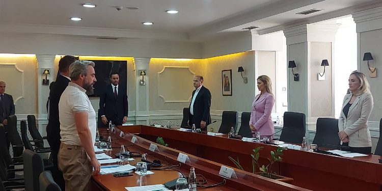 Kryesia e Kuvendit mbanë një minutë heshtje në nderim të Abes