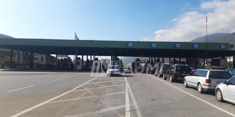 Mërgimtarët kthehen në atdhe, krijohen kolona të gjatë në pikat kufitare me Kosovën!