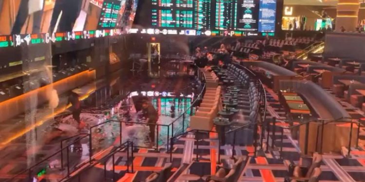 Las Vegasi mbetet nën ujë, përmbytet nga vërshimet