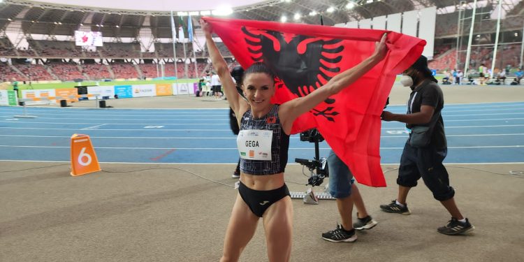 3000 metra me pengesa! Luiza Gega rrëmben medaljen e arit