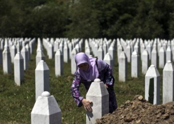 Si e gjen 27 vjetori i Masakrës së Srebrenicës kryesuesin e saj, Ratko Mlladiq