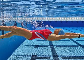 Merrni parasysh këto këshilla para se të mësoni të notoni