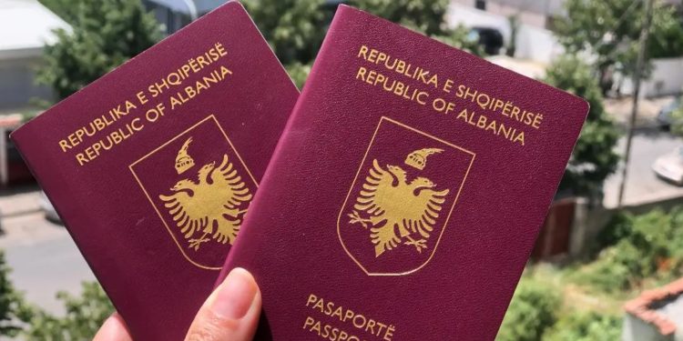 Aplikimet për pasaportë shqiptare janë dyfishuar, këto janë disa nga të dhënat zyrtare