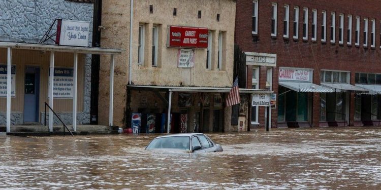 Gjendje alarmante në SHBA nga përmbytjet, mbi 25 viktima