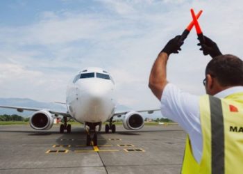 Angli, pista pëson dëmtim nga i nxehti detyrohen të pezullojnë fluturimet