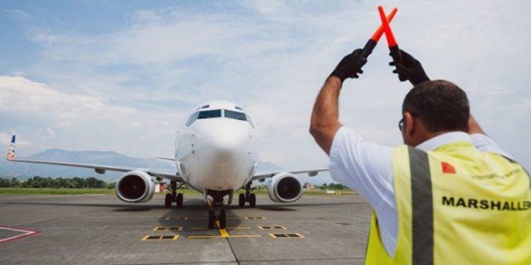 Angli, pista pëson dëmtim nga i nxehti detyrohen të pezullojnë fluturimet