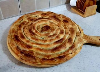 Jeni kthyer nga puna dhe te dera po ju presin mysafirët, përgadisni pite të shpejtë prej patateve