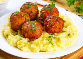 A jeni gati për recetën verore, qofte me perime dhe gjizë, e gatshme për 30 minuta!