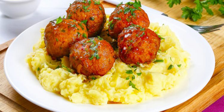 A jeni gati për recetën verore, qofte me perime dhe gjizë, e gatshme për 30 minuta!