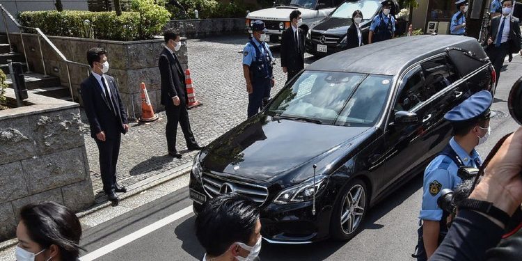 Trupi i pajetë i Shinzo Abe arrinë shtëpinë e tij në Tokio