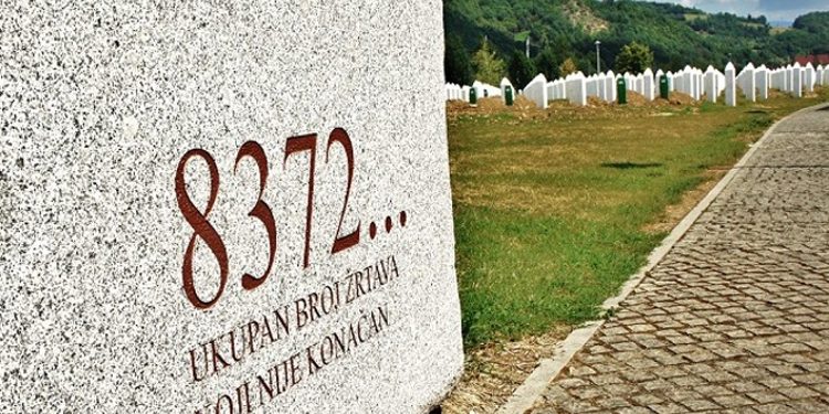 Ky është piloti që ndihmoi srebrenicasit 27 vite më parë!