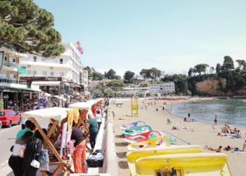 Tivari e Ulqini bojkotohet, turistët ankohen për çmime të larta