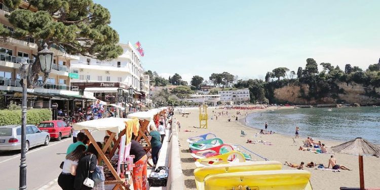 Tivari e Ulqini bojkotohet, turistët ankohen për çmime të larta