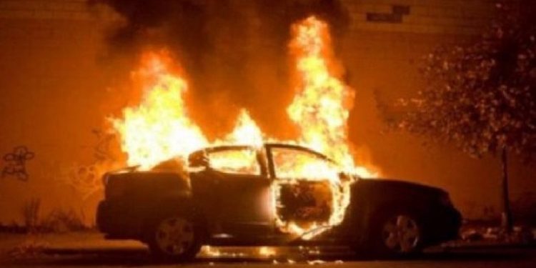 Kosovarit në Shqipëri i bëhet vetura “shkrumb e hi”
