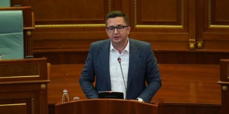 Besian Mustafës i ndalet rryma 3 herë brenda mbrëmjes, ai ia uron Bajramin ZRRE-së