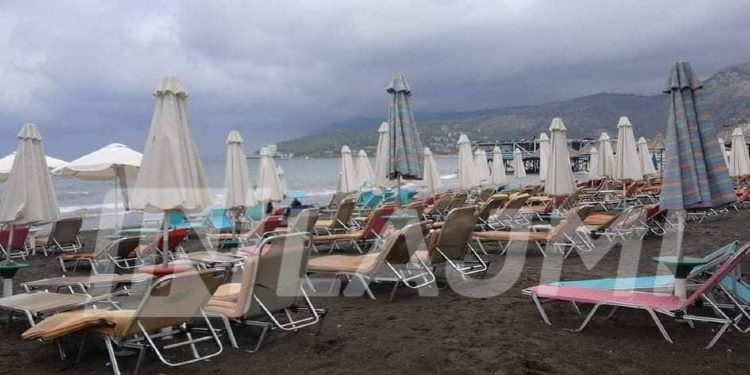 Shqipëri, boshatisen plazhet përshkak motit të keq