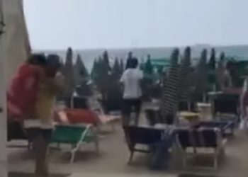 Erëra të fuqishme në Durrës, detyrohen pushuesit të largohen me vrap