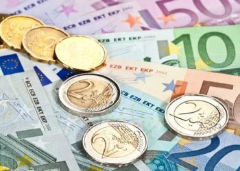 Bie euro në Shqipëri, ndërkohë që është frenuar forcimi i dollarit
