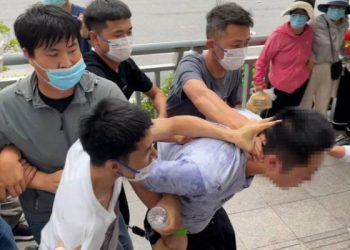 Kina shpërndanë me dhunë protestuesit që kërkuan t’i nxirrnin kursimet e tyre nga bankat