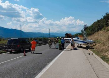 E pazakontë, avioni me 2 pasagjerë bën ulje emergjente në autostradën Gorenjska në Slloveni