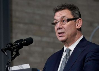 Shpëtoi botën por jo veten, drejtori i Pfizer-it infektohet me koronavirus