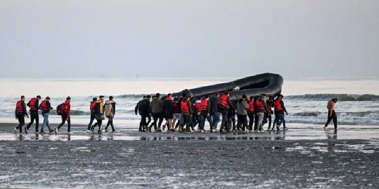 Azilkërkuesit shqiptarë që po dëbohen nga Mbretëria e Bashkuar thonë se po trajtohen si “kafshë”