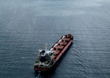 Anija e ngarkuar me grurë nga Ukraina drejtë portit të Durrësit